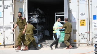 מתחם זיהוי הגופות "שורה" ברמלה לאחר הטבח בדרום