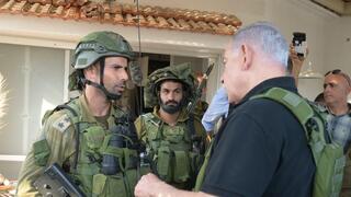 ראש הממשלה בנימין נתניהו סייר בכפר עזה וקיבוץ בארי ונפגש עם לוחמים