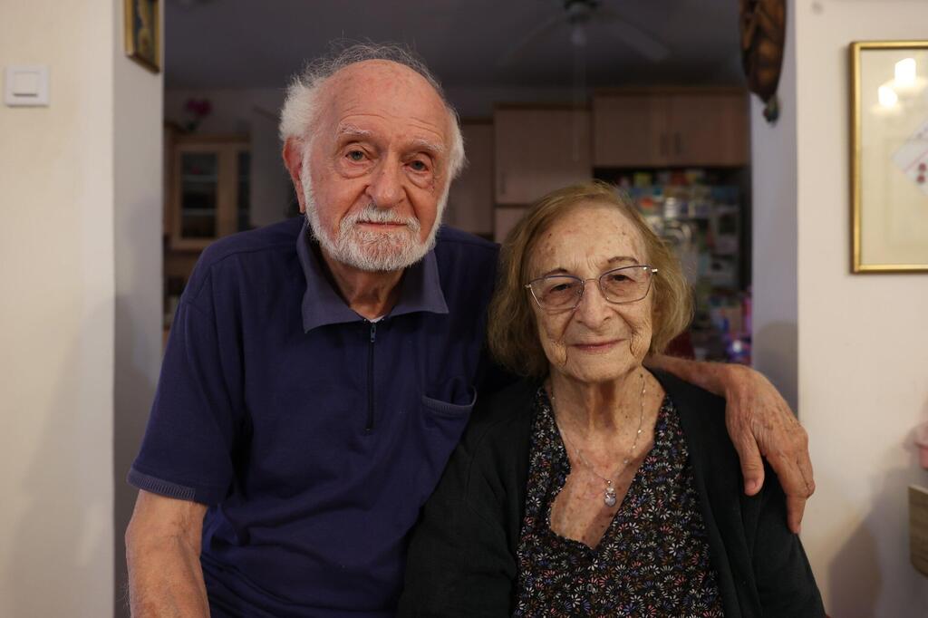 יגאל בן 92 וכרמלה 89 מסרבים להתפנות מביתם שבקיבוץ גבים על אף הלחימה באזור