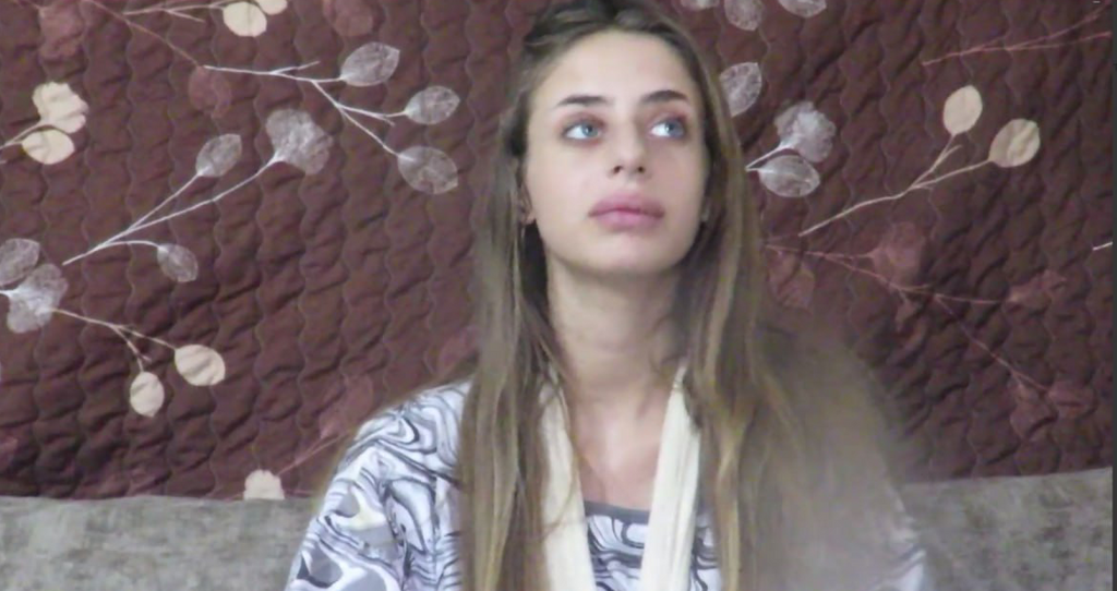 Mia Schem in a video released by Hamas while she was held captive מייה שם מדברת משבי חמאס