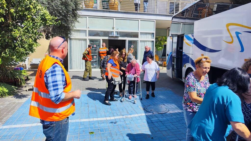 Эвакуация пожилых жителей Сдерота, 10 октября 2023 года (Фото: министерство соцобеспечения) תמונות פינוי של תושבי שדרות בליווי של עובדים סוציאליים