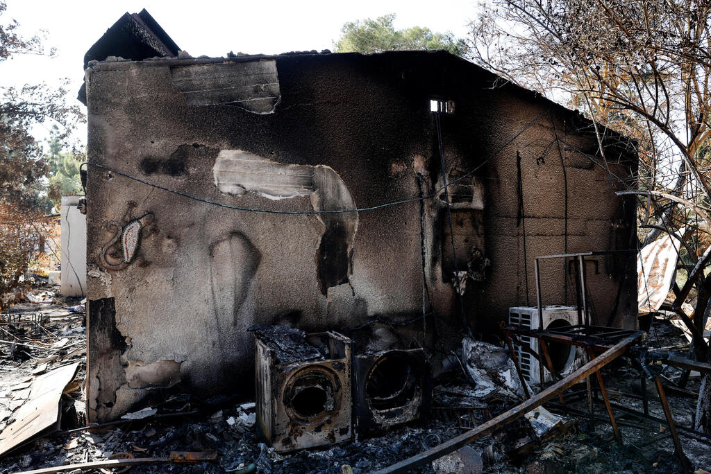 A home in Kibbutz Nir Oz that was burned down during the October 7 attack (Photo: Amir Cohen/Reuters) קיבוץ ניר עוז
