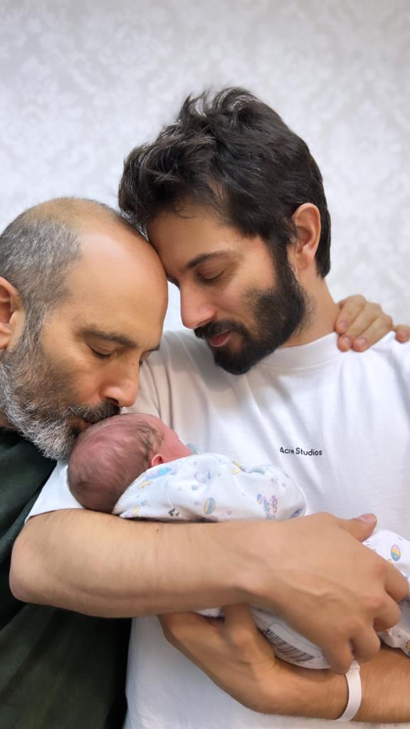 אחד הקולות הבולטים למען זכויות להט"ב בישראל. רן דנקר איתי וייזר עם בתם (צילום: יח"צ) רן דנקר איתי וייזר הורים