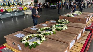 בנגקוק  ארונות עובדים פועלים חקלאים תאילנדים שנהרגו בתקיפה 