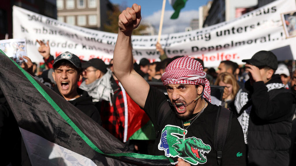 Pro-Palestinian protests in Germany (Photo: Reuters/Thilo Schmuelgen) הפגנות פרו פלסטיניות בדיסלדורף גרמניה