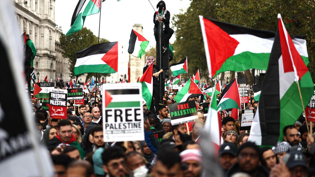 חרבות ברזל לונדון בריטניה אנגליה  מפגינים נגד ישראל בעד פלסטינים עזה