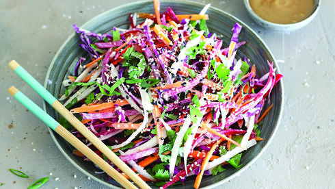 סלט אסייתי ברוטב טחינה 