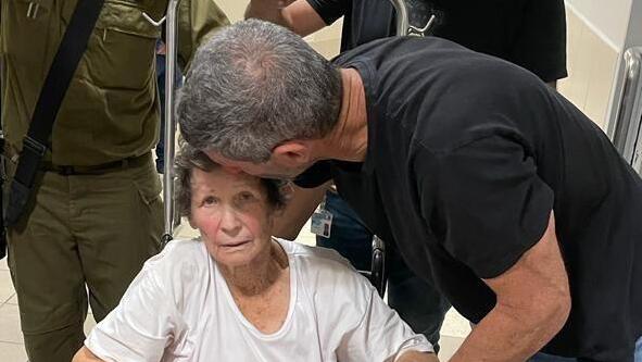 החטופה יוכבד ליפשיץ בבית החולים איכילוב