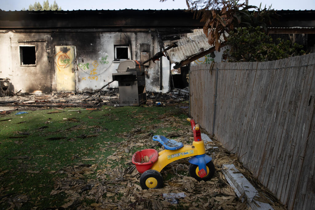 A burned home in Kibbutz Nir Oz, Israel, Tuesday, Oct. 10, 2023 (Photo: Alex Kolomoisky) סיור עצוב בניר עוז, אחד מכל ארבעה חברים נרצח, נחטף או נעדר