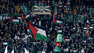 אוהדי סלטיק עם דגלי פלסטין