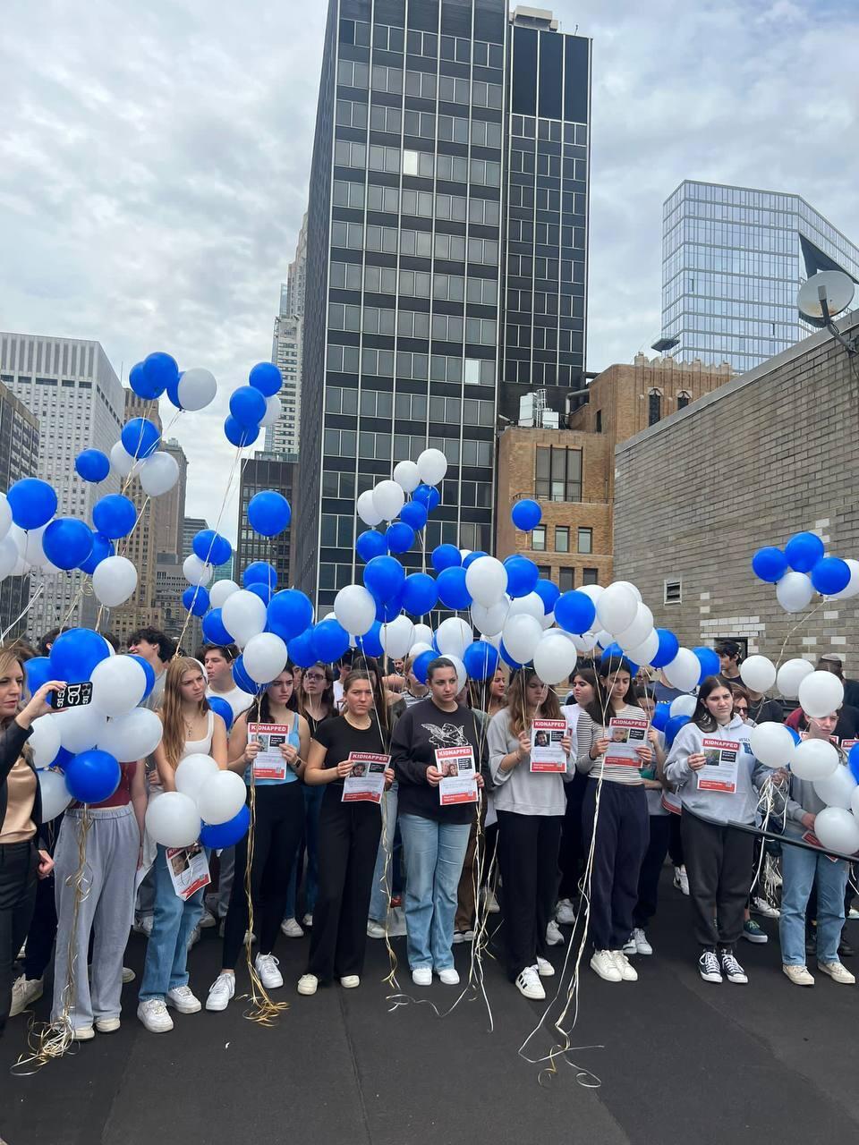 Jewish teens release blue-and-white balloons on the roof of the Israeli consulate in New York, calling for the return of the hostages, October 2023 (Photo: Consulate General of Israel New York) בני נוער יהודים מפריחים בלוני כחול לבן על גג הקונוסליה הישראלית וקוראים להחזרת השבויים בניו יורק