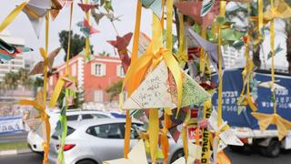 חלוקת סרטים צהובים למען החזרת החטופים בקפלן ובדיזנגוף