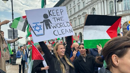 פולין ורשה הפגנה שלט אנטישמי של סטודנטית מ נורבגיה חרבות ברזל