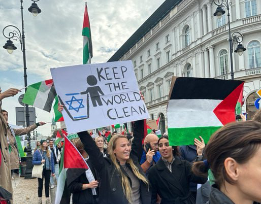 פולין ורשה הפגנה שלט אנטישמי של סטודנטית מ נורבגיה חרבות ברזל