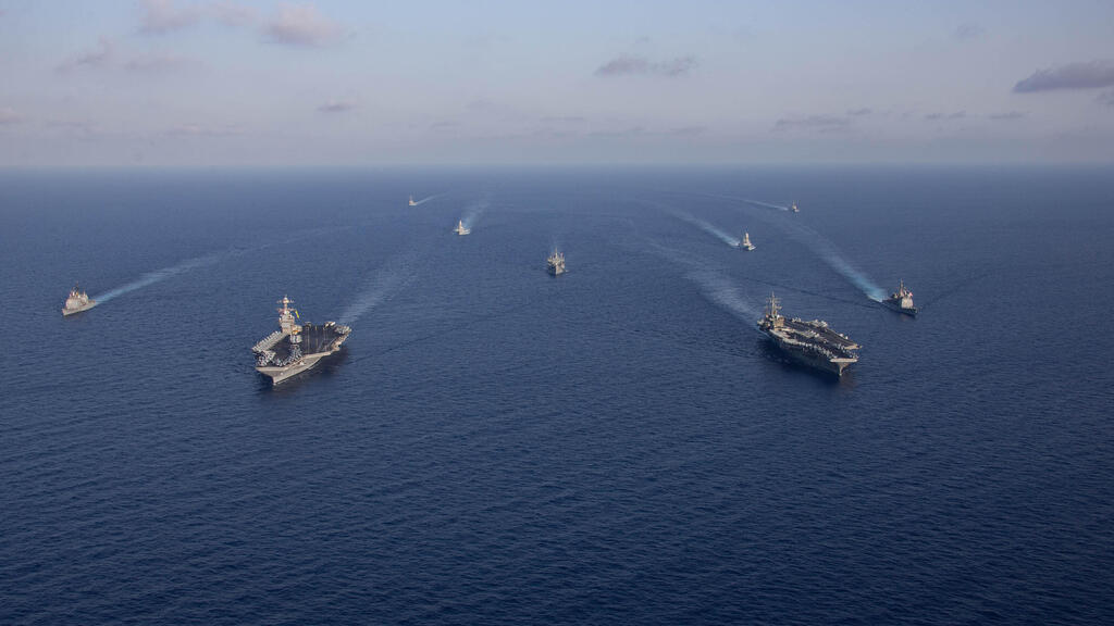 מימין נושאת המטוסים אייזנהאואר, משמאל נושאת המטוסים ג'רלד פורד