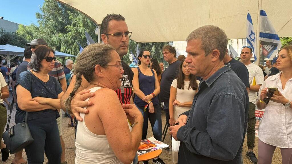 גל הירש הגיע  לכיכר החטופים והנעדרים לשוחח עם בני משפחות