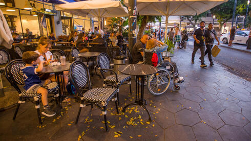 הציבור ובעלי העסקים חוזרים לשגרת מלחמה בעורף