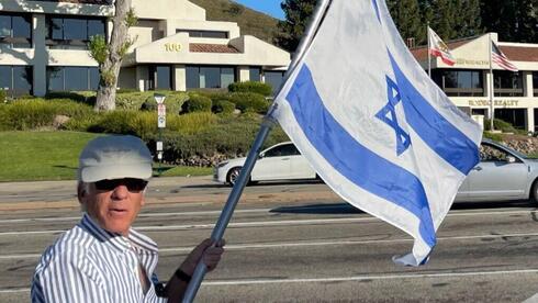 התמונה האחרונה של פול קסלר, שהוכה למוות במגפון על-ידי מפגין פרו פלסטיני
