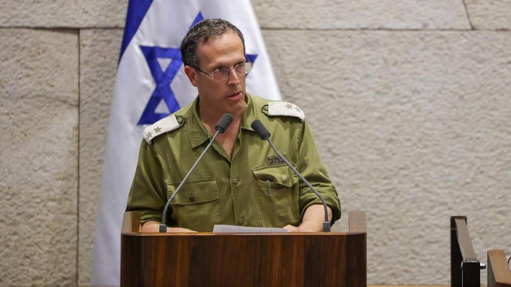 ח"כ משה טור פז מיש עתיד עלה לדוכן הנואמים במליאת הכנסת כשהוא לבוש במדי צה"ל