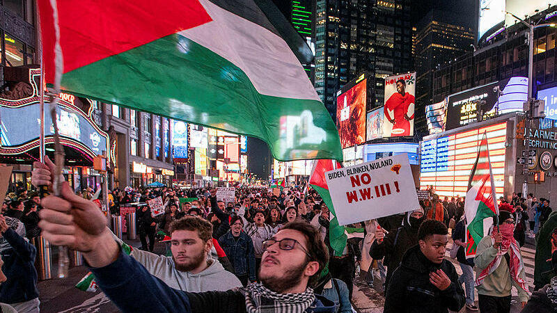 Пропалестинская демонстрация в Нью-Йорке (Фото: AP) אלפים בהפגנה פרו-פלסטינית בניו יורק
