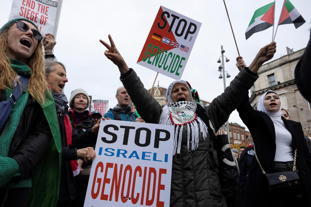 Pro-Palestinian rally in Dublin, Ireland (Photo: Reuters/Clodagh Kilcoyne) בדבלין, אירלנד הפגנה פרו פלסטינית נגד ישראל חרבות ברזל