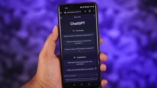 צ'אט-GPT מצטיין במיוחד בשכנוע, ואם צריך לשקר לשם כך, למה לא? אדם משוחח עם צ'אט-GPT בטלפון חכם