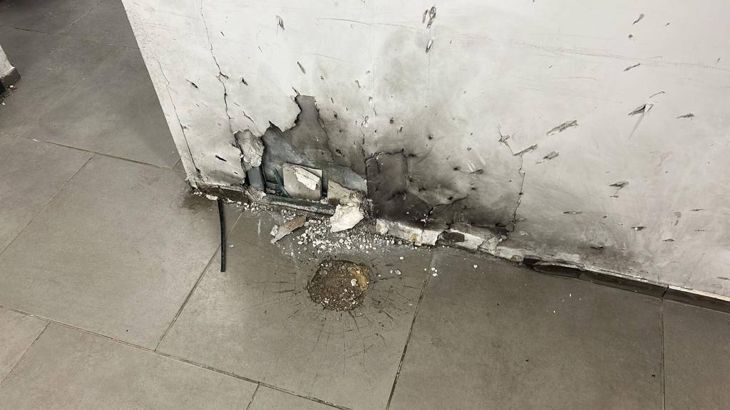 קיר שנפגע מירי של מחבלי חמאס במחנה אורים