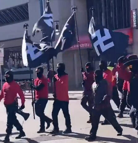 צעדה של נאצים ניאו-נאצים ברחובות העיר מדיסון וויסקונסין ארה"ב אנטישמיות