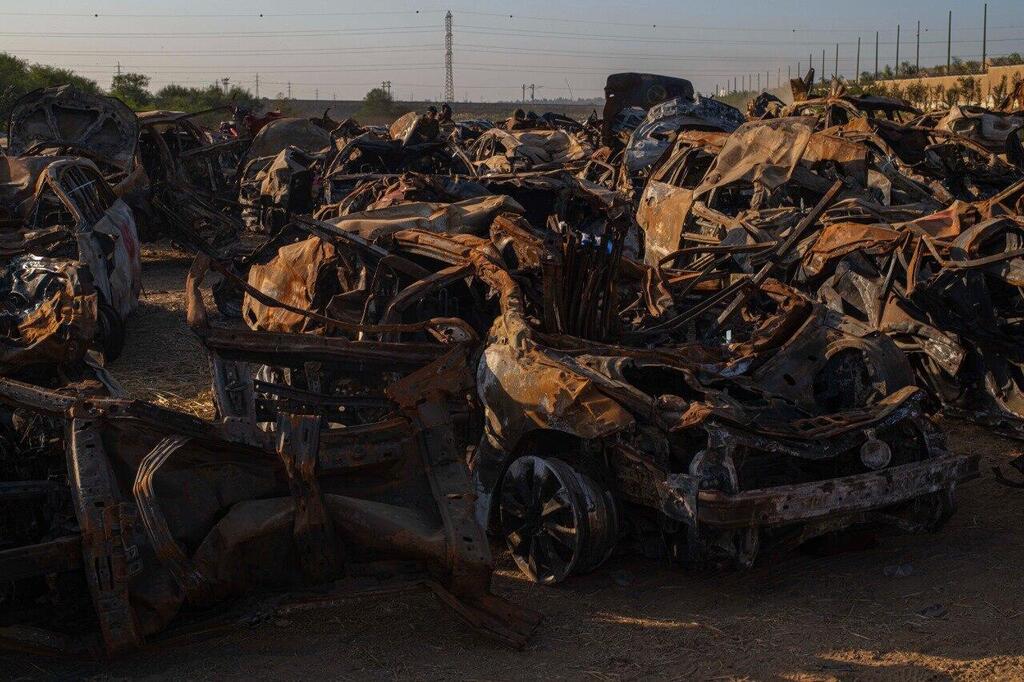 Charred remains of cars destroyed in October 7 attack (Photo: Yuval Chen) פרעות "נובה" מגרש המכוניות שהוקם בשדה פתוח עם כ 1000 מכוניות מפויחות של נרצחי המסיבה ברעים