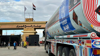 מעבר רפיח מצרים משאית דלק מחכה להיכנס ל עזה