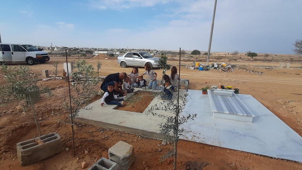 Hamid Abu Arar and the children at Fatma’s grave, November 2023 קברה, ילדיה ובעלה של פאטמה אבו עראר, שנרצחה בידי חמאס ב-7 באוקטובר