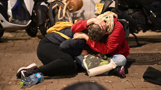 תופסים מחסה מול משרדי יוניסף בתל אביב בזמן אזעקה