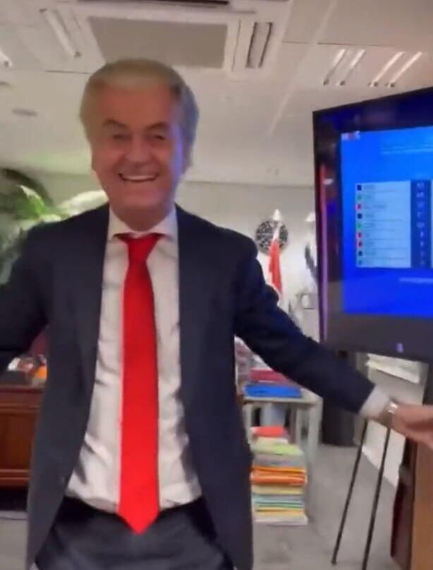 Wilders celebrates the 2023 election exit polls in his office, an Israeli flag can be seen in the background (Photo: via X) דגל ישראל במשרדו של וילדרס