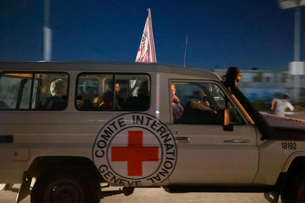 Hostages delivered to the Red Cross during the 2023 exchange ( Photo: Mohammed Abed / AFP) הגעת החטופים לצלב האדום