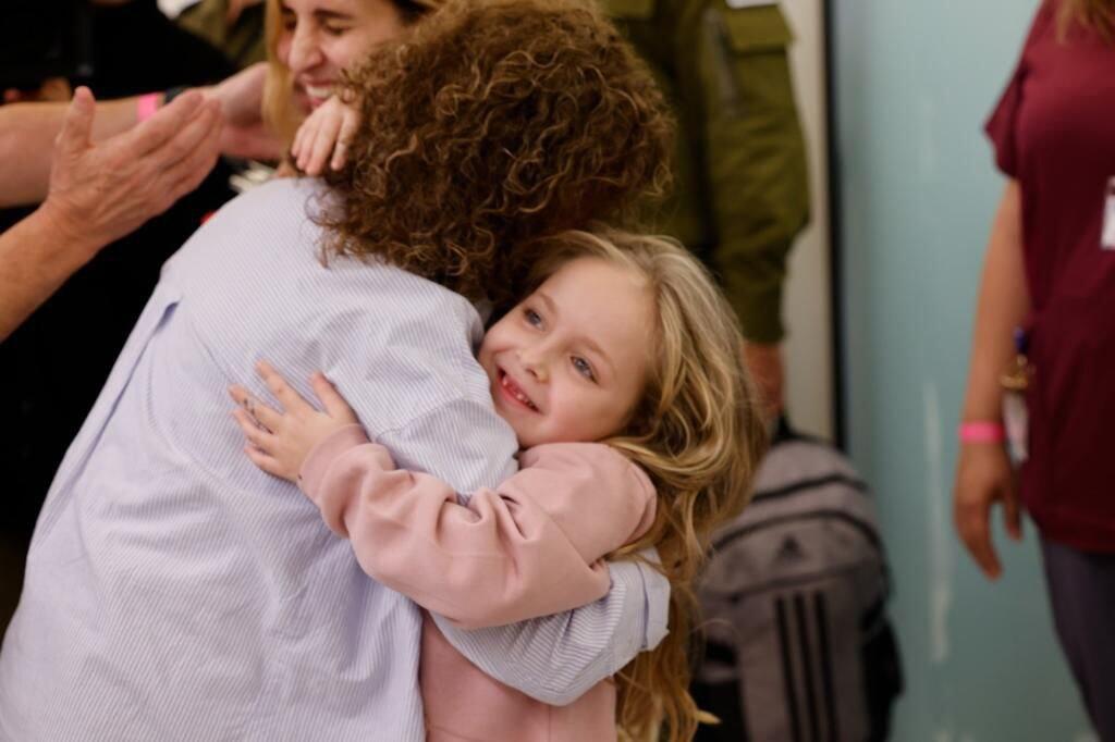 Aloni's daughter Emilia אמילי אלוני עם סבתא אמיליה והמשפחה