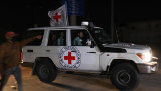 רכב של הצלב האדום מגיע למעבר רפיח