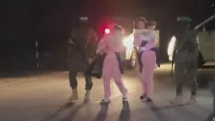 שרון אלוני קוניו עם בנותיה אמה ויולי ולצידן קרינה אנגל-ברט