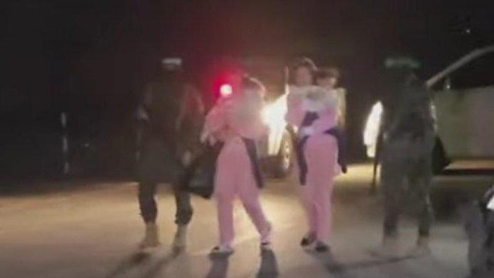 שרון אלוני קוניו עם בנותיה אמה ויולי ולצידן קרינה אנגל-ברט