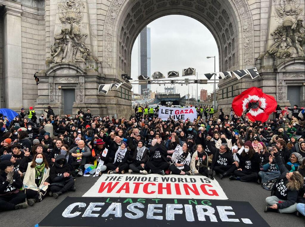 Jewish Voice for Peace protesters block Manhattan Bridge calling for ceasefire in Gaza מפגיני הארגון חוסמים את גשר מנהטן
