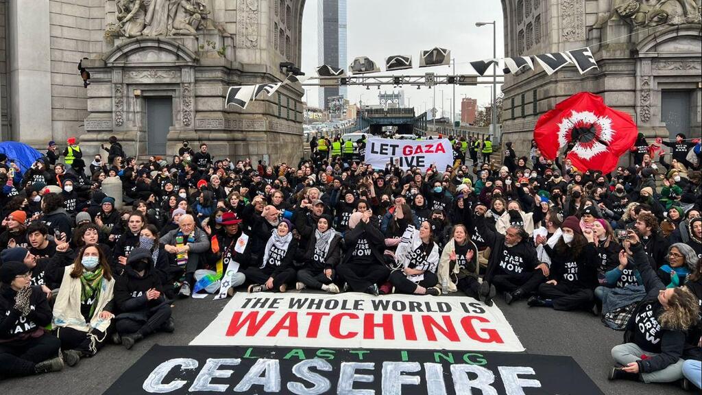 מפגיני הארגון חוסמים את גשר מנהטן