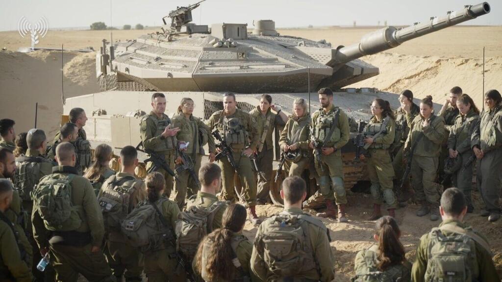 Former IDF Chief Halevi meeting with women and men in combat roles (Photo: IDF Spokesperson's Unit) הרמטכ״ל פגש את לוחמי ולוחמות גדוד ׳קרקל׳ ושוחח עם הטנקיסטיות שסיפרו לו על הלחימה מול מחבלי החמאס