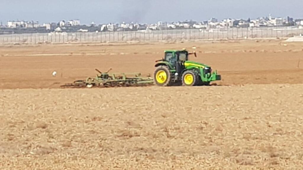 חקלאים זורעים חיטה בשדות סמוך לגבול רצועת עזה