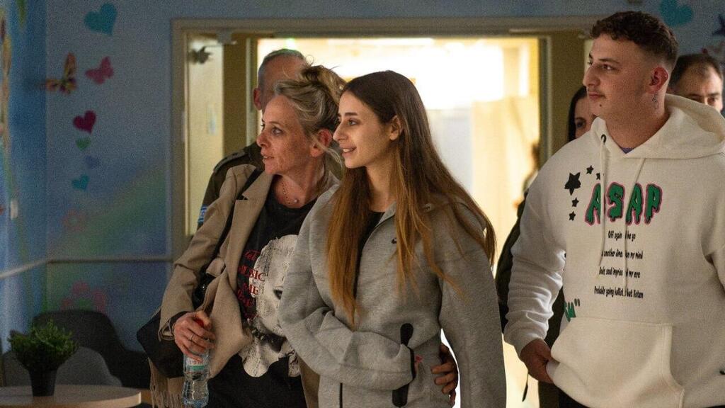 מייה שם מתאחדת עם משפחתה בבית החולים סורוקה