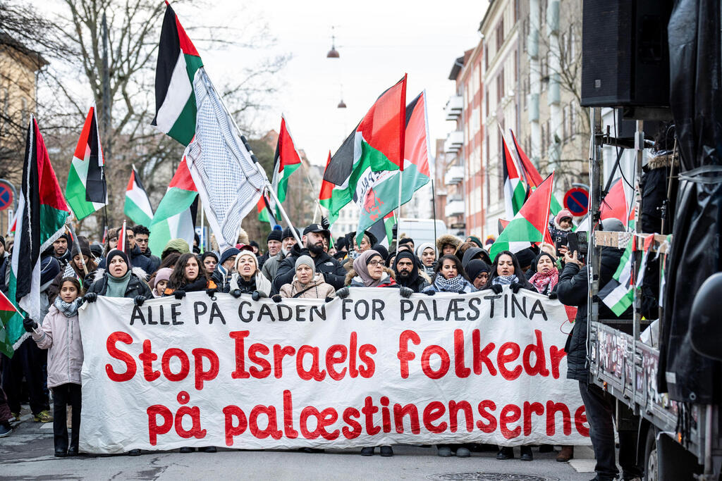 Pro-Palestinian protest in Denmark (Photo: Ritzau Scanpix/Emil Helms/ Reuters) מפגינים פרו פלסטינים בקופנהגן דנמרק