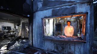 תמיר בנם של נוח ומעיינה שנרצחו בהתקפת המחבלים בבארי מדליק נר חנוכה ראשון עם החנוכיה שנשרפה בבית ההורים