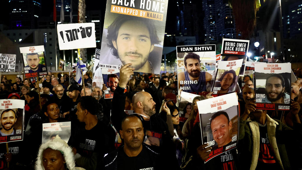 Protesters demand the immediate release of hostages (Photo: Clodagh Kilcoyne / Reuters) עצרת להשבת השבויים