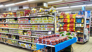 קופסאות שימורים בסופרמרקט