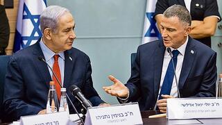 יולי אדלשטיין עם בנימין נתניהו בדיון בוועדת חוץ וביטחון