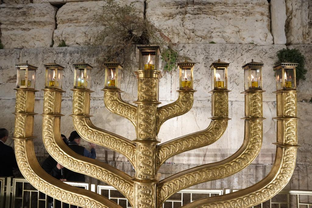 נר שמיני של חנוכה בכותל