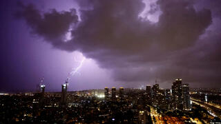 ברקים בשמי תל אביב
